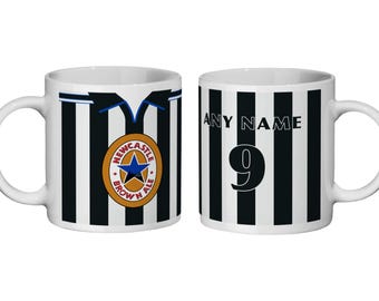 Newcastle United: Equipación local de 1999 * Taza personalizada * Regalo para aficionados - Día del Padre