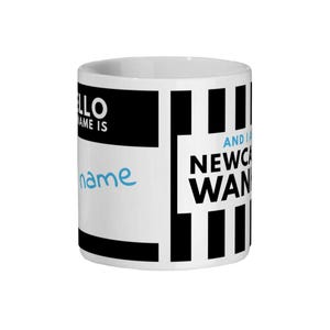 Pu&ograve; includere: Tazza in ceramica bianca con testo nero e blu. La tazza presenta le frasi "HELLO MY NAME IS" e "AND I AM NEWCASTLE FAN". La parola "name" &egrave; scritta in un carattere blu chiaro.