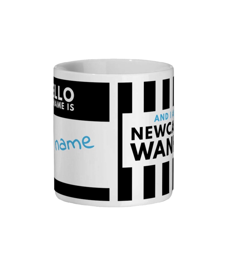 Pu&ograve; includere: Tazza in ceramica bianca con testo nero e blu. La tazza presenta le frasi "HELLO MY NAME IS" e "AND I AM NEWCASTLE FAN". La parola "name" &egrave; scritta in un carattere blu chiaro.