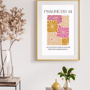 Peut inclure: Une affiche encadrée avec un cadre doré. L'impression présente un motif floral dans les tons de rose, d'or et de beige, avec le texte "PSAUME 139-14" en haut. En dessous du motif floral se trouve le texte "JE TE LOUE DE CE QUE JE SUIS UNE CRÉATURE SI MERVEILLEUSE."