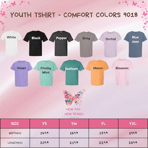 Peut inclure: Une collection de onze t-shirts pour jeunes dans diverses couleurs dont blanc, noir, poivre, gris, orchid&eacute;e, jean bleu, violet, menthe crayeuse, &eacute;cume de mer, melon et fleur, avec un tableau des tailles affichant largeurs et longueurs en pouces.