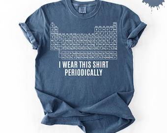 Chemise tableau périodique, chemise de professeur de sciences, je porte cette chemise périodiquement, t-shirt nerd science, t-shirt blague sur la chimie, idée cadeau couleurs confort