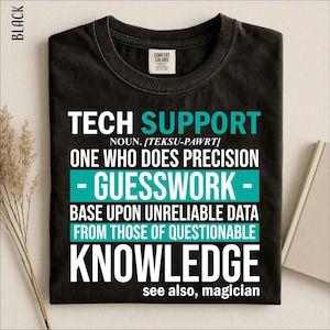 Op de afbeelding: Een zwart t-shirt met ronde hals en witte en turquoise tekst: TECH SUPPORT NOUN. [TEKSU-PAWRT] ONE WHO DOES PRECISION - GUESSWORK - BASE UPON UNRELIABLE DATA FROM THOSE OF QUESTIONABLE KNOWLEDGE see also, magician. Het shirt heeft een Comfort Colors label.