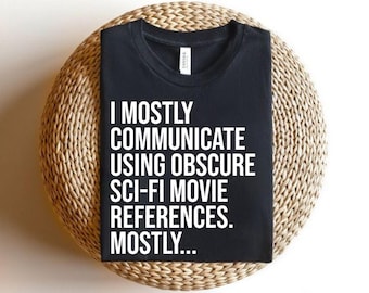 Je communique principalement à l'aide de citations de films de science-fiction obscures, t-shirt unisexe, chemise de science-fiction drôle, t-shirt citation d'aliens, chemise de geek sarcastique