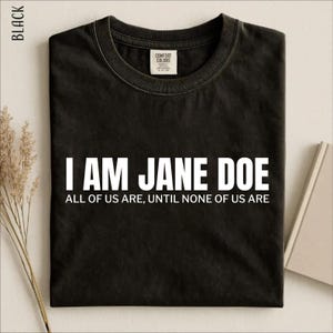 Camiseta Comfort Colors® "Eu Sou Jane Doe" - Todas Nós Somos Até Que Nenhuma de Nós Seja, Camiseta de Solidariedade às Sobreviventes, Camiseta com Declaração Feminista, Direitos das Mulheres