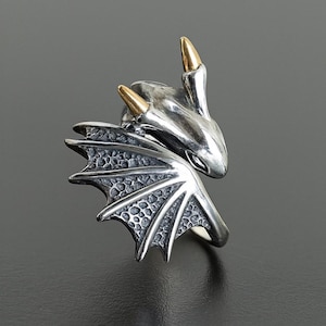 Schattige gevleugelde zilveren Viking-draakring - fantasiesieraden voor mannen en vrouwen, middeleeuwse gotische stijl met gouden details - verstelbare maat
