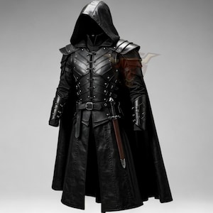 Puede incluir: Abrigo largo con capucha de cuero negro con detalles tipo armadura en el pecho y los hombros. El abrigo presenta un diseño largo y fluido con un cinturón en la cintura y una espada en el lateral. Las mangas son largas y el abrigo tiene una capa.