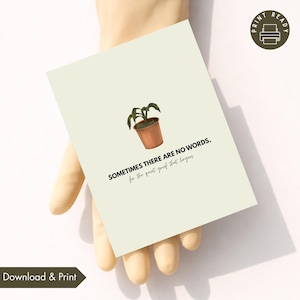 Op de afbeelding: Een set van drie keramische mokken met een gespikkelde, matte afwerking. De mokken zijn in de kleuren crème, lichtgrijs en donkergrijs. Elke mok heeft een eenvoudig, minimalistisch ontwerp, perfect voor koffie of thee.