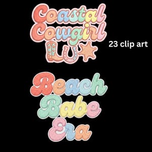 Può includere: Due disegni di clip art colorati su sfondo nero. Il design superiore dice "Coastal Cowgirl" con uno stivale da cowboy, un ferro di cavallo e una stella. Il design inferiore dice "Beach Babe Era". Il testo è in un font retrò.