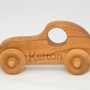 Holzspielwagen, Holzauto, Schiebespieling Personalisiertes Spielzeug für Kinder Bild 1