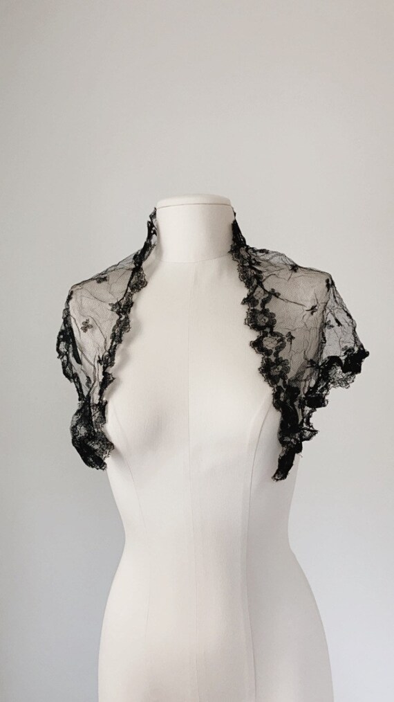 Black Lace Shawl // Vintage Triangle Headscarf // 