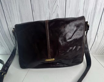Bolso bandolera vintage Liz Claiborne de piel marrón con detalles de latón y acabado encerado.