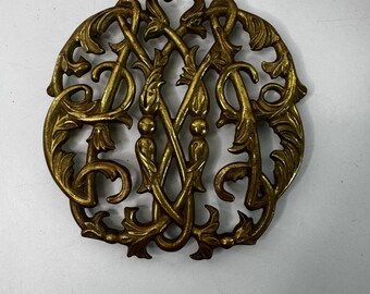 Salvamanteles de latón con clave de Virginia Metalcrafters, estilo colonial Williamsburg, de 1950