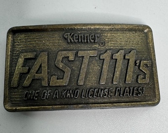 ¡Placas de matrícula únicas de Kenner Fast 111 vintage! Hebilla de cinturón de latón de 1982