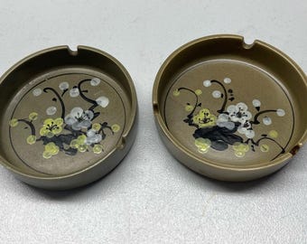 Zestaw 2 popielniczek z kamionki w kolorze ciemnozielonym z motywem kwiatowym w stylu koreańskim, 5 cali