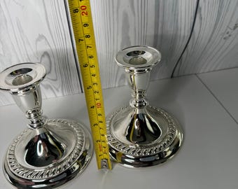 Vintage glänsande silverljusstakar blå filtbas 6 i julmatsal