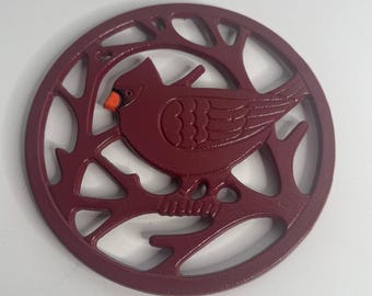 Salvamanteles redondo de hierro fundido Red Cardinal de 8 pulgadas, estilo St Nicholas Square, para la mesa navideña.