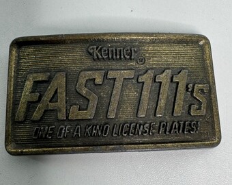 Targhe uniche e vintage della Kenner Fast 111! Fibbia per cintura in ottone del 1982