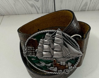 Hebilla de cinturón vintage de latón Bergamot de 1983 con diseño de velero y cinturón.