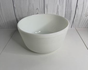 Miska do mieszania z białego szkła Pyrex w kolorze mleka, żebrowana, 8,5” średnicy, nr 10, USA