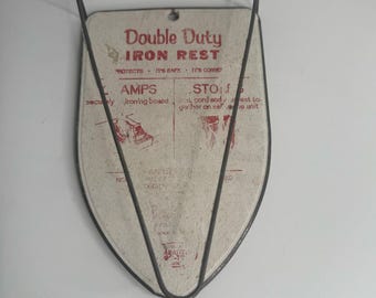 Soporte o percha para plancha de doble uso, estilo vintage de los años 40/50. Decoración para lavandería.