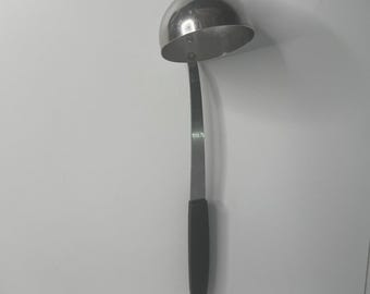 Cucharón de acero inoxidable vintage Royal Brand Sharpcutter con mango negro, EE. UU.