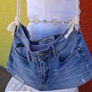 Sac en jean upcyclé fait main porté épaule ou bandoulière,  sac fourre-tout en jean avec cordelettes