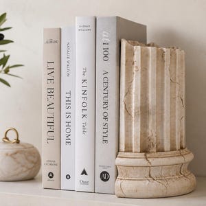Grekisk-romersk kolonnbokstöd, forntida pelarbokhållare, tung marmoreffektbokstöd, biblioteksdekor
