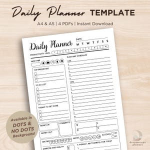 Op de afbeelding: Een witte Daily Planner-sjabloon met de titel "Daily Planner TEMPLATE" bovenaan. De planner bevat secties voor productiviteit, weer, topprioriteiten, takenlijsten en schema's. Het is beschikbaar in A4- en A5-formaten en bevat de optie "DOTS & NO DOTS Background".