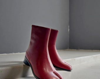 Stivali Tabi in pelle rossa / Stivaletti alla caviglia alla moda con punta divisa / Donna/Uomo - IG999008