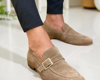 Handgemaakte beige suède loafers | Instapschoenen met gesp