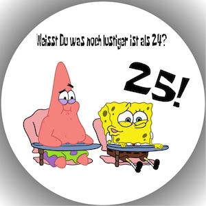 Könnte beinhalten: Ein weißes, kreisförmiges Grafikdesign mit SpongeBob Schwammkopf und Patrick Star. Die Zahl 25 ist in fetter schwarzer Schrift dargestellt. Der Text lautet: "Weisst Du was noch lustiger ist als 24?"