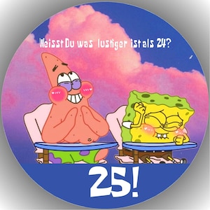 Könnte beinhalten: Rundes Bild mit den Zeichentrickfiguren Patrick Star und SpongeBob Schwammkopf. Der Text oben lautet: "Weisst Du was lustiger ist als 24?" mit der Zahl "25!" unten. Der Hintergrund ist ein rosa-blauer Himmel.