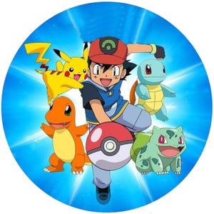 Könnte beinhalten: Rundes Grafikdesign mit Ash Ketchum, Pikachu, Glumanda, Schiggy, Bisasam und einem Pokéball vor blauem Hintergrund mit strahlenden Lichteffekten. Eine lebendige Illustration.