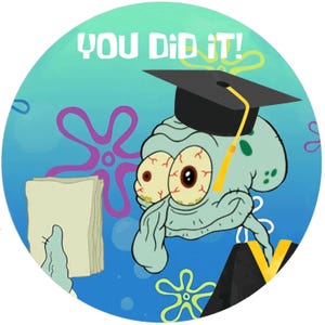 Könnte beinhalten: Runde Grafik mit Thaddäus Tentakel aus Spongebob Schwammkopf mit einer Abschlusskappe. Der Text "YOU DID IT!" steht oben. Der Hintergrund ist blau mit Seesternen und anderen maritimen Elementen. Thaddäus hält einen Stapel Papiere.