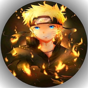 Könnte beinhalten: Ein kreisförmiger Grafik mit einem Anime-Charakter mit stacheligen gelben Haaren, blauen Augen und einem schwarzen Stirnband. Die Figur ist von Flammen umgeben, vor einem dunklen Hintergrund. Das Kunstwerk hat eine dynamische und energiegeladene Ausstrahlung, typisch für den Anime-Stil.