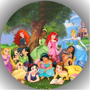 Könnte beinhalten: Rundes Bild mit verschiedenen Disney-Prinzessinnen, die sich unter einem großen Baum versammelt haben. Die Prinzessinnen tragen ihre charakteristischen Kleider, im Hintergrund sind ein Schloss und ein blauer Himmel zu sehen. Das Bild ist hell und farbenfroh.