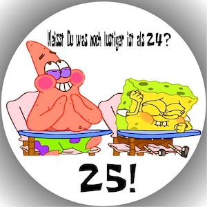 Könnte beinhalten: Ein rundes Grafikdesign mit den Zeichentrickfiguren Patrick Star und SpongeBob Schwammkopf. Der Text oben lautet: "Weisst Du was noch lustiger ist als 24?" mit der Zahl "25!" unten. Die Figuren sitzen an Schreibtischen.