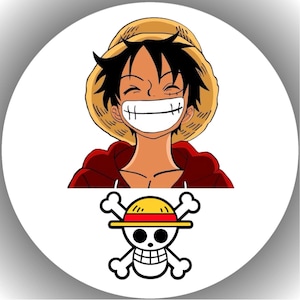 Könnte beinhalten: Ein kreisförmiges Grafikdesign mit einem lächelnden Cartoon-Charakter mit schwarzen Haaren, einem Strohhut und einer roten Jacke. Darunter befindet sich ein Jolly-Roger-Symbol mit Strohhut und gekreuzten Knochen. Das Design hat einen weißen Hintergrund.