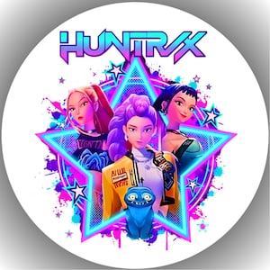 Könnte beinhalten: Ein rundes Grafikdesign mit dem Wort "HUNTRAX" oben und drei stilisierten weiblichen Figuren in einem Neonstern. Das Design enthält Farbspritzer in Pink, Blau und Lila. Eine blaue Cartoon-Figur befindet sich im Vordergrund.