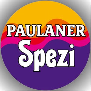 Könnte beinhalten: Ein kreisförmiges Logo mit dem weißen Schriftzug "PAULANER Spezi" vor einem Hintergrund aus orangefarbenen, roten, pinkfarbenen und violetten Wellenlinien. Das Design erinnert an ein Retro-Getränkelogo.