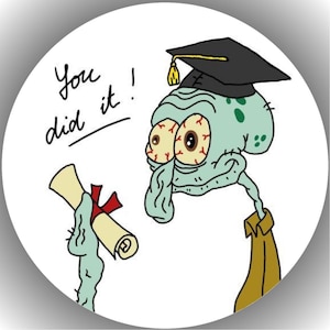 Könnte beinhalten: Cartoon-Bild von Thaddäus Tentakel aus Spongebob Schwammkopf mit Abschlusskappe und Diplom. Der Text "You did it!" steht über dem Diplom. Thaddäus ist hellblau mit roten Augen.