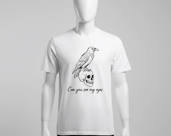 Puede incluir: Camiseta blanca con una ilustración en blanco y negro de un cuervo posado sobre una calavera. El texto "Can you see my eyes" está impreso debajo. La camiseta se muestra en un maniquí.