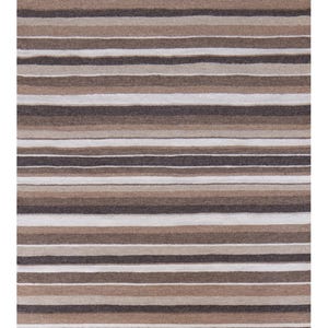Puede incluir: Una alfombra rectangular tejida con un patr&oacute;n repetitivo de rayas horizontales en varios tonos de marr&oacute;n, beige, topo y blanco. La alfombra tiene una superficie texturizada e incluye flecos cortos y deshilachados en los bordes superior e inferior.