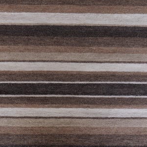 Puede incluir: Un tejido con un patr&oacute;n de rayas horizontales repetitivas en varios tonos de marr&oacute;n, beige, topo y blanco roto. La tela muestra un tejido texturizado y consistente con bandas oscuras y claras que se alternan por toda la superficie.