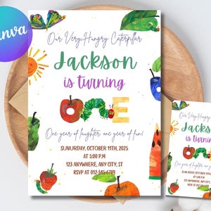 Könnte beinhalten: Eine Einladung zum Kindergeburtstag mit Aquarelldesign. Die Einladung zeigt den Text "Our Very Hungry Caterpillar" und "Jackson is turning ONE". Das Design umfasst Illustrationen von Früchten, einer Raupe und einem Schmetterling auf weißem Hintergrund.