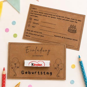 Può includere: Due cartoncini rettangolari in carta marrone con testo nero e disegni a tratto. Una carta presenta il testo tedesco Einladung zu meinem Geburtstag con una barretta di cioccolato Kinder. L'altra carta contiene i dettagli della festa.
