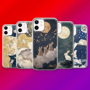 Puede incluir: Una colección de cinco fundas para teléfono con diseños únicos que presentan conejos, lunas y cielos estrellados. Cada funda muestra una interpretación artística diferente de una escena nocturna, con diferentes paletas de colores y composiciones. Las fundas son transparentes con un diseño impreso.