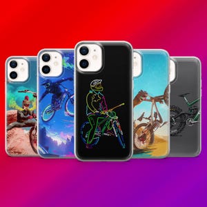 Op de afbeelding: Een verzameling van vijf telefoonhoesjes met mountainbike-ontwerpen. De hoesjes tonen kleurrijke illustraties van fietsers en fietsen, met diverse achtergronden, waaronder een woestijnlandschap en een zwarte achtergrond met neoncontouren.