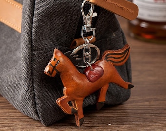 Llavero de cuero de caballo hecho a mano, adorno retro para bolso con forma de animal, regalo único para amigos y amantes de los animales, accesorio minimalista para llavero de vaqueros.